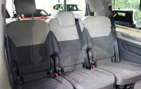 Volkswagen Multivan, 2023 год, 4 850 000 рублей, 9 фотография
