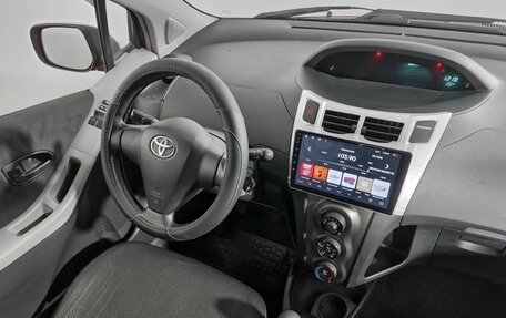 Toyota Yaris III рестайлинг, 2010 год, 400 000 рублей, 13 фотография