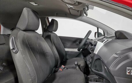 Toyota Yaris III рестайлинг, 2010 год, 400 000 рублей, 11 фотография