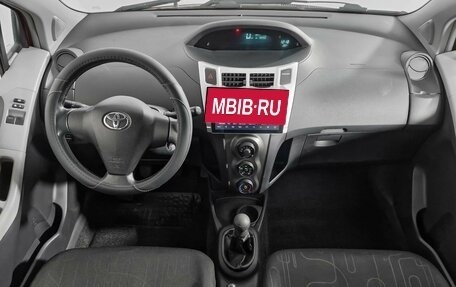 Toyota Yaris III рестайлинг, 2010 год, 400 000 рублей, 14 фотография