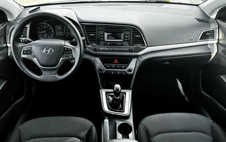 Hyundai Elantra VI рестайлинг, 2018 год, 940 000 рублей, 10 фотография
