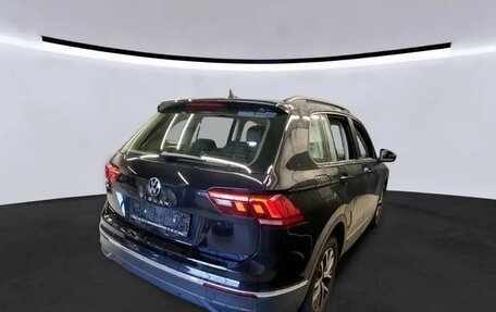 Volkswagen Tiguan II, 2022 год, 2 092 000 рублей, 2 фотография
