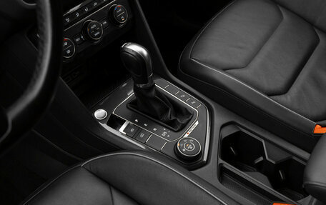 Volkswagen Tiguan II, 2018 год, 2 440 000 рублей, 17 фотография