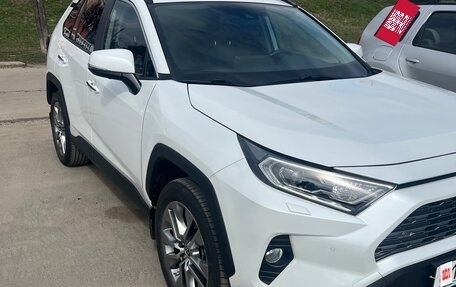 Toyota RAV4, 2021 год, 4 700 000 рублей, 3 фотография