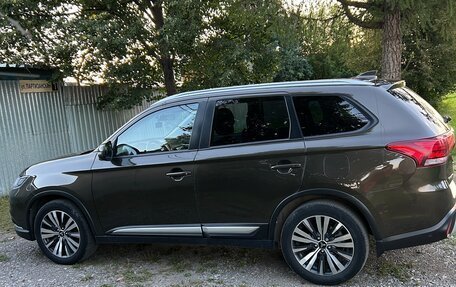 Mitsubishi Outlander III рестайлинг 3, 2020 год, 2 800 000 рублей, 4 фотография