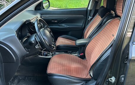 Mitsubishi Outlander III рестайлинг 3, 2020 год, 2 800 000 рублей, 8 фотография