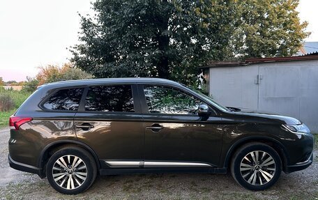 Mitsubishi Outlander III рестайлинг 3, 2020 год, 2 800 000 рублей, 2 фотография