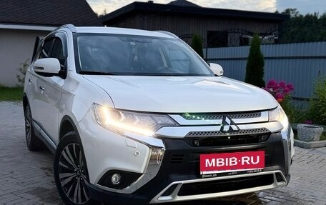Mitsubishi Outlander III рестайлинг 3, 2021 год, 2 050 000 рублей, 1 фотография