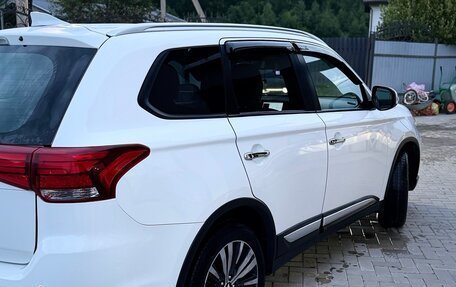 Mitsubishi Outlander III рестайлинг 3, 2021 год, 2 050 000 рублей, 5 фотография
