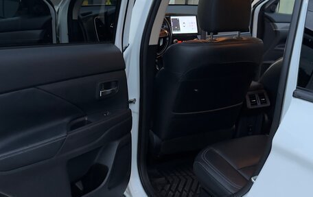 Mitsubishi Outlander III рестайлинг 3, 2021 год, 2 050 000 рублей, 8 фотография