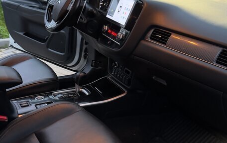 Mitsubishi Outlander III рестайлинг 3, 2021 год, 2 050 000 рублей, 11 фотография