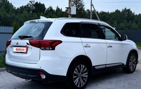 Mitsubishi Outlander III рестайлинг 3, 2021 год, 2 050 000 рублей, 3 фотография