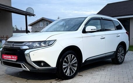 Mitsubishi Outlander III рестайлинг 3, 2021 год, 2 050 000 рублей, 2 фотография