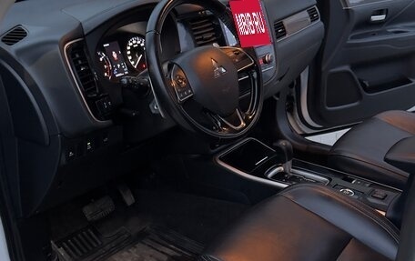 Mitsubishi Outlander III рестайлинг 3, 2021 год, 2 050 000 рублей, 13 фотография