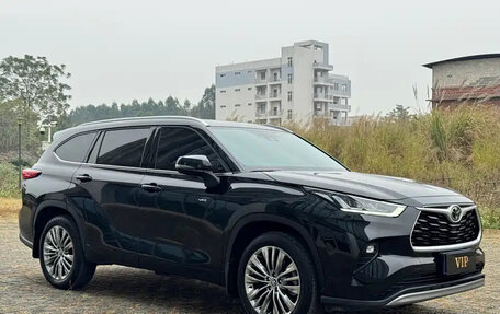 Toyota Highlander, 2025 год, 6 000 000 рублей, 3 фотография