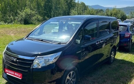 Toyota Noah III, 2014 год, 1 440 000 рублей, 2 фотография