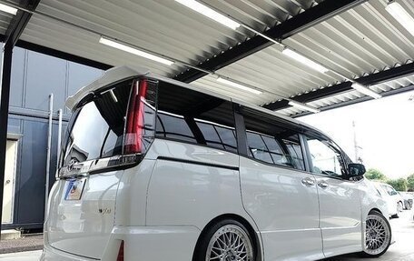 Toyota Noah III, 2018 год, 1 500 100 рублей, 8 фотография