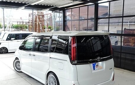 Toyota Noah III, 2018 год, 1 500 100 рублей, 11 фотография