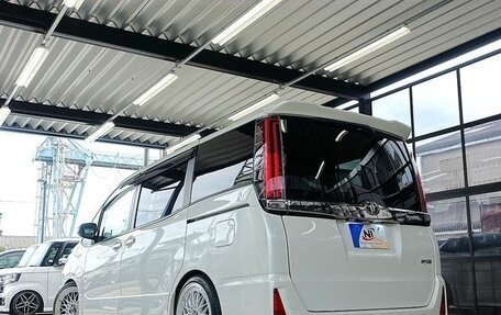 Toyota Noah III, 2018 год, 1 500 100 рублей, 12 фотография