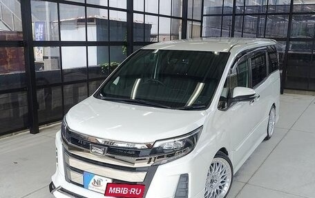 Toyota Noah III, 2018 год, 1 500 100 рублей, 3 фотография