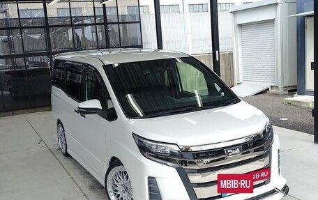 Toyota Noah III, 2018 год, 1 500 100 рублей, 6 фотография