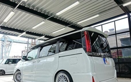 Toyota Noah III, 2018 год, 1 500 100 рублей, 13 фотография