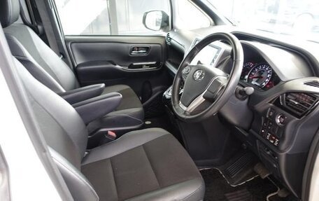 Toyota Noah III, 2018 год, 1 500 100 рублей, 14 фотография