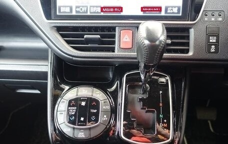 Toyota Noah III, 2018 год, 1 500 100 рублей, 22 фотография