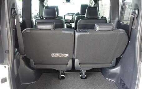 Toyota Noah III, 2018 год, 1 500 100 рублей, 36 фотография