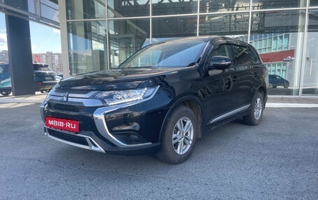 Mitsubishi Outlander III рестайлинг 3, 2021 год, 2 300 000 рублей, 1 фотография