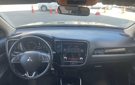 Mitsubishi Outlander III рестайлинг 3, 2021 год, 2 300 000 рублей, 5 фотография