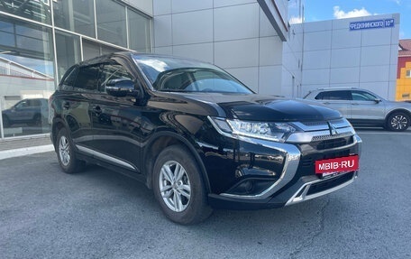 Mitsubishi Outlander III рестайлинг 3, 2021 год, 2 300 000 рублей, 4 фотография