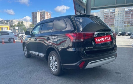 Mitsubishi Outlander III рестайлинг 3, 2021 год, 2 300 000 рублей, 2 фотография