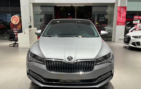 Skoda Superb III рестайлинг, 2023 год, 2 055 007 рублей, 2 фотография