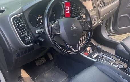 Mitsubishi Outlander III рестайлинг 3, 2017 год, 1 799 999 рублей, 6 фотография