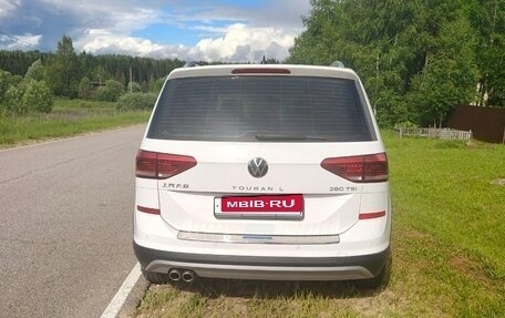 Volkswagen Touran III, 2022 год, 2 400 000 рублей, 6 фотография