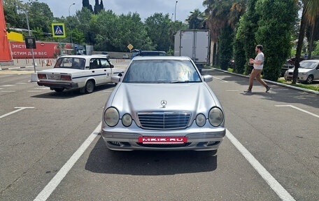 Mercedes-Benz E-Класс, 2000 год, 560 000 рублей, 6 фотография