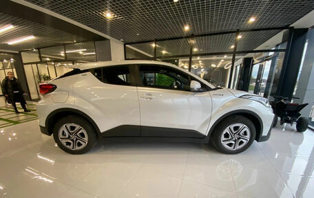 Toyota C-HR I рестайлинг, 2022 год, 2 650 000 рублей, 2 фотография