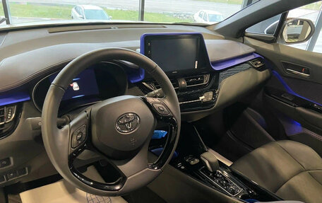 Toyota C-HR I рестайлинг, 2022 год, 2 650 000 рублей, 7 фотография