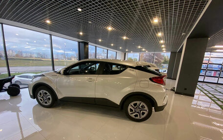 Toyota C-HR I рестайлинг, 2022 год, 2 650 000 рублей, 3 фотография
