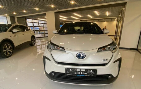 Toyota C-HR I рестайлинг, 2022 год, 2 650 000 рублей, 4 фотография