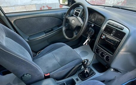 Toyota Avensis III рестайлинг, 2002 год, 375 000 рублей, 10 фотография