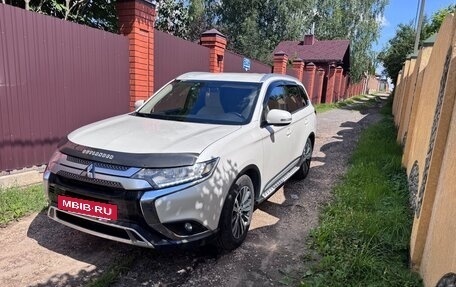Mitsubishi Outlander III рестайлинг 3, 2019 год, 2 050 000 рублей, 2 фотография