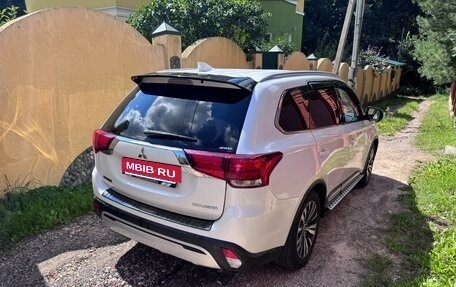 Mitsubishi Outlander III рестайлинг 3, 2019 год, 2 050 000 рублей, 5 фотография