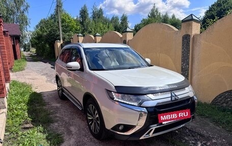 Mitsubishi Outlander III рестайлинг 3, 2019 год, 2 050 000 рублей, 3 фотография