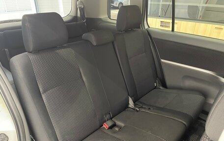 Toyota ISis I, 2010 год, 900 000 рублей, 25 фотография