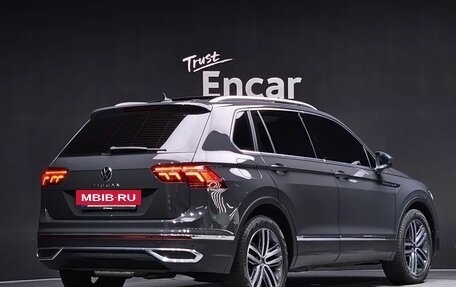 Volkswagen Tiguan II, 2023 год, 2 658 000 рублей, 2 фотография