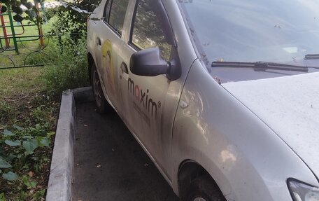 Renault Logan II, 2015 год, 400 000 рублей, 6 фотография