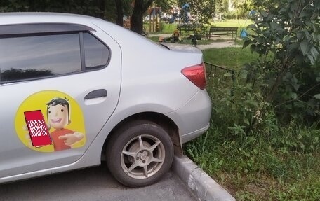 Renault Logan II, 2015 год, 400 000 рублей, 4 фотография
