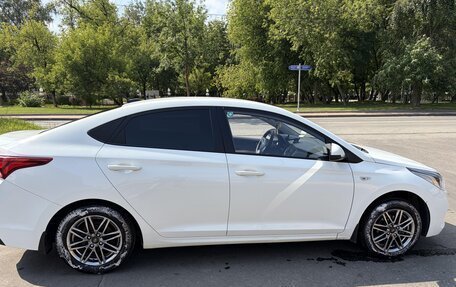 Hyundai Solaris II рестайлинг, 2017 год, 990 000 рублей, 1 фотография